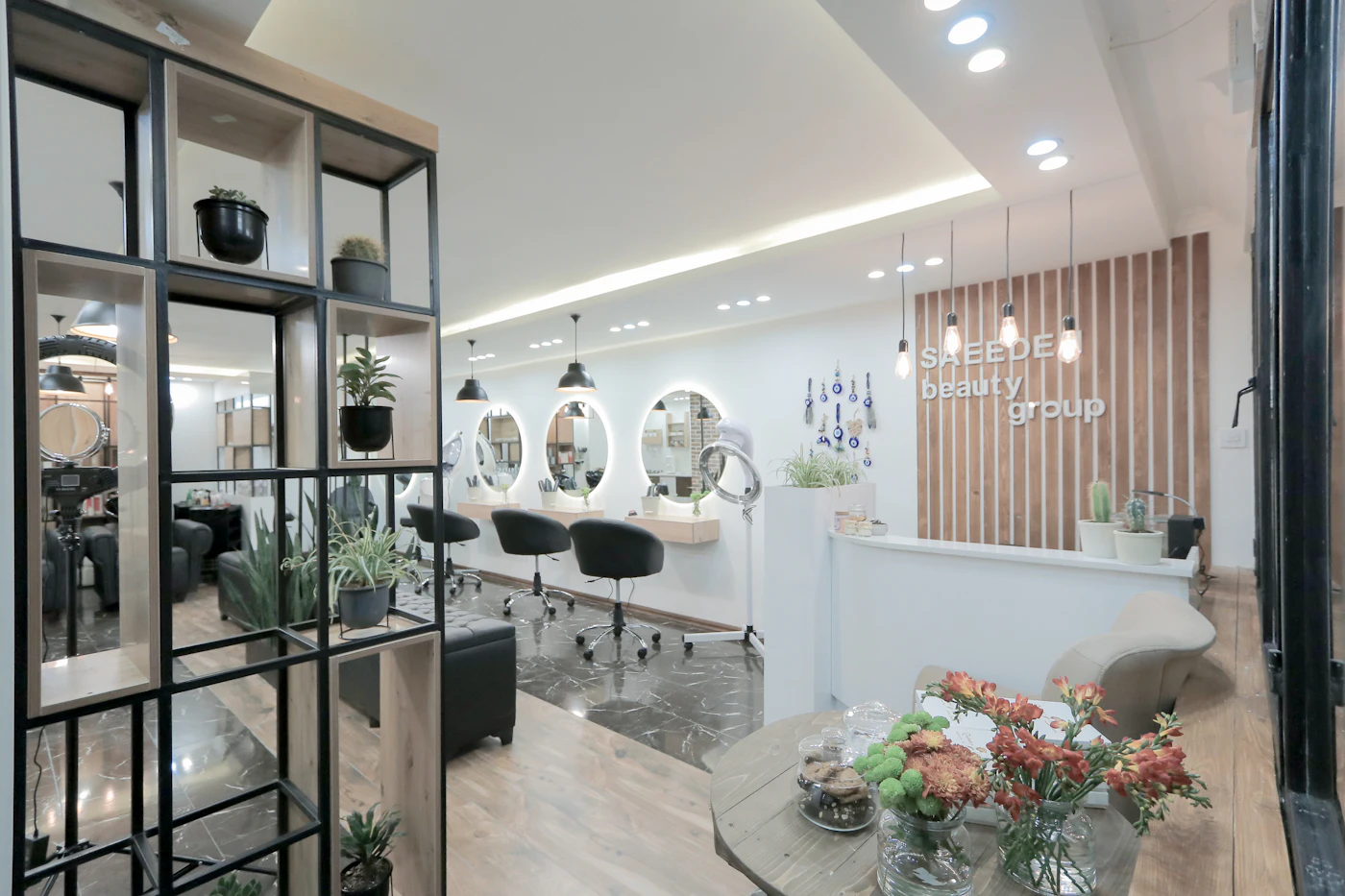 L'intérieur lumineux du salon